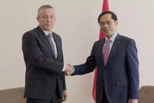 El viceprimer ministro y canciller de Vietnam, Bui Thanh Son (derecha) y el enviado especial del presidente de Chile, Heraldo Muñoz (Foto: VNA)