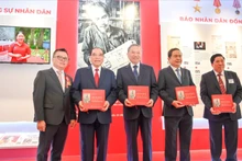 [Foto] Líder partidista vietnamita visita exhibición del Festival Nacional de Prensa 2025