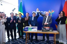 El primer ministro vietnamita, Pham Minh Chinh, y el presidente brasileño, Lula da Silva, en la ceremonia de firma de un acuerdo comercial entre los dos países. (Foto: VNA)