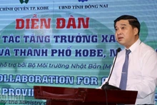 El vicepresidente del Comité Popular de la provincia de Dong Nai, Ho Van Ha, interviene en el foro.