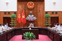 [Foto] Premier vietnamita preside reunión sobre construcción de escuelas en comunas fronterizas