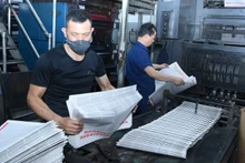 Ambiente de trabajo en la imprenta del periódico Nhan Dan en Hanói. (Foto: Dang Khoa)