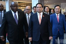 El primer ministro vietnamita, Pham Minh Chinh, y el presidente sudafricano, Matamela Cyril Ramaphosa, asisten al Foro Empresarial Vietnam-Sudáfrica (Foto: Nhan Dan)