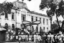 El 19 de agosto de 1945, tras un mitin en la Plaza de la Ópera, los milicianos y habitantes de Hanoi ocuparon el Palacio de Tonkín, sede del gobierno títere francés en el norte. (Foto: VNA)