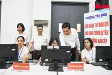 Las autoridades del distrito de Yen Hoa - Hanoi revisan el sistema de tecnología de la información en el primer día de pruebas de la administración local de dos niveles. (Foto: VNA)