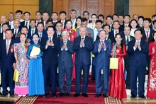 [Foto] Líder partidista vietnamita se reúne con destacados agricultores y científicos