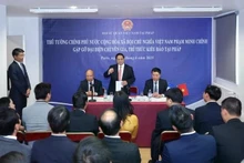 El primer ministro Pham Minh Chinh se reúne con representantes de expertos e intelectuales vietnamitas en el extranjero en Francia. (Foto: VNA)