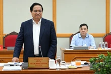 El primer ministro Pham Minh Chinh trabaja con el buró ejecutivo del Comité del Partido en la provincia de Lam Dong (Foto: Nhan Dan)