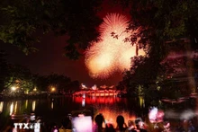 Fuegos artificiales iluminan el cielo de Hanoi en conmemoración del Día Nacional
