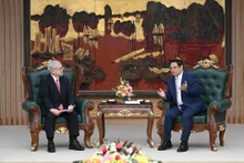 El premier vietnamita, Pham Minh Chinh (D) y el presidente de la filial de la Asociación de Amistad Japón-Vietnam en Kansai, Nishimura Teiichi (Foto: Nhan Dan)