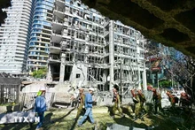 Un edificio destruido después de un ataque en Ramat Gan, Israel. (Foto: Xinhua/VNA))