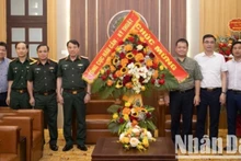 La delegación de la Dirección General de Logística e Ingeniería del Ministerio de Defensa felicita al periódico Nhan Dan. (Foto: SON TUNG)