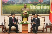 El ministro vietnamita de Seguridad Pública, general Luong Tam Quang. realiza una visita de cortesía a Bounthong Chitmani, miembro del Buró Político, miembro permanente del Secretariado del Comité Central del PPRL y vicepresidente de Laos (Foto: Nhan Dan)