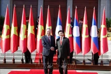 El secretario general del Comité Central del Partido Popular Revolucionario de Laos y presidente del país, Thongloun Sisoulith, (derecha) recibe al secretario general del Partido Comunista de Vietnam, To Lam. (Foto: VNA)