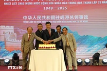 El Consulado General de China en Da Nang organiza una ceremonia para conmemorar el 76º aniversario del Día Nacional del gigante asiático, con la presencia de representantes de Ministerios y sectores, líderes de las provincias del centro de Vietnam y empresas chinas en esta urbe. (Foto: VNA)