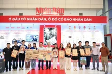 Un gran número de jóvenes se muestran entusiasmados al recibir la publicación especial del periódico Nhan Dan. (Foto: The Dai)
