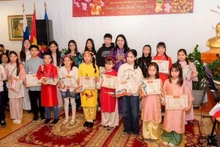 La embajadora vietnamita en Finlandia, Pham Thi Thanh Binh, entrega certificados de mérito a estudiantes con excelentes resultados en el estudio del idioma vietnamita durante el año escolar 2025. (Foto: Embajada de Vietnam en Finlandia)