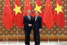 El miembro del Buró Político y ministro de Relaciones Exteriores de Vietnam, Le Hoai Trung, (derecha) y su homólogo chino Wang Yi. (Foto: VNA)
