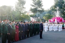 [Foto] Líder partidista vietnamita ofrece inciensos en homenaje a héroes y mártires en Región Militar 9 