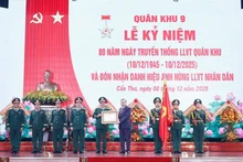 El secretario general del PCV, To Lam, entrega el título de Héroe de las Fuerzas Armadas del Pueblo a la Zona Militar 9. (Foto: VNA)