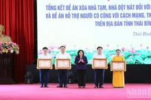 Los Certificados de Mérito del Primer Ministro se otorgan a dos unidades y dos personas por su destacada contribución a la campaña nacional "Unir fuerzas para eliminar las viviendas precarias en 2025". (Foto: Nhan Dan)