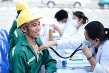 [Fotos] Velar por la vida material y espiritual de los constructores en vísperas del Año Nuevo Lunar