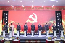 El secretario general del Partido Comunista de Vietnam, To Lam, y los delegados ofician la ceremonia de lanzamiento de la página informativa del XIV Congreso Nacional del Partido de la Agencia vietnamita de Noticias (Foto:VNA)