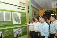 Delegación de la Asociación de Periodistas de Vietnam visita sitio de fundación de periódico Thanh Nien