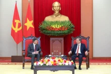 El secretario general del Partido Comunista de Vietnam, To Lam, y el director de la Academia Presidencial Rusa, Aleksey Komissarov (Foto: Nhan Dan)