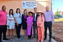 El embajador vietnamita en Cuba, Le Quang Long, y los profesores y alumnos de la escuela primaria Mártires de Tarará. (Foto: Embajada de Vietnam en Cuba)