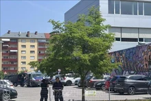 La policía monta guardia en el lugar del tiroteo en la escuela de Graz, Austria (Foto: Xinhua/VNA)