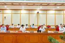 [Foto] Buró Político trabaja con Junta Permanente de Comités del Partido de Ninh Binh y Dak Lak
