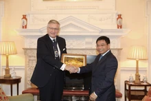 El ministro de Finanzas de Vietnam, Nguyen Van Thang, y el Lord Alcande de Londres, Alastair King (Foto: VNA)
