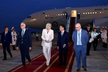 El ministro de Ciencia y Tecnología, Nguyen Manh Hung, recibe a la delegación australiana en el Aeropuerto Internacional de Noi Bai, Hanói. (Foto: VNA)