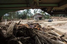 Un motociclista pasa por una zona de viviendas afectada por las inundaciones en el sur de Tapanuli, en el norte de Sumatra, el 1 de diciembre de 2025. (Foto: Antara)