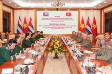 El ministro de Defensa Nacional, Phan Van Giang, conversa con el ministro de las Fuerzas Armadas Revolucionarias de Cuba, Álvaro López Miera. (Foto: VNA)