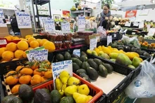 Las personas compran productos en un mercado de Ontario, Canadá. (Foto: Xinhua/VNA)