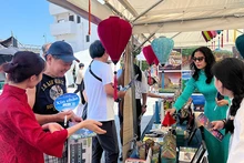 Turistas japoneses visitan los stands vietnamitas en el Festival de Turismo y Cultura de Vietnam en Kanagawa en 2024. (Foto: TITC)