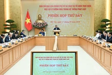 El primer ministro de Vietnam, Pham Minh Chinh, preside la séptima reunión del Comité Directivo del Gobierno encargado de revisar y resolver los obstáculos existentes en el sistema jurídico. (Foto: Nhan Dan)