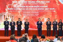 [Foto] Inauguran Centro de Prensa y emiten sellos postales por el 80º aniversario del Día Nacional de Vietnam