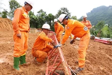 Las fuerzas y entidades se centran en apoyar la pronta finalización de la línea eléctrica de 500 kV Lao Cai-Vinh Yen. (Foto: EVN)