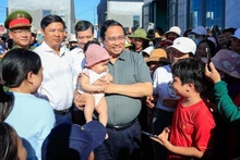 El primer ministro Pham Minh Chinh visita la zona de reasentamiento de Tuy An Tay, en la provincia de Dak Lak. (Foto: VPG)