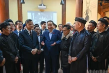 [Foto] Líder legislativo vietnamita rinde homenaje a exlíderes del Parlamento y del Estado con motivo del Tet
