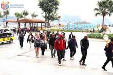 Turistas en Ha Long (Foto: baoquangninh.vn)