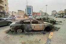 Vehículos destruidos tras los enfrentamientos en Trípoli, Libia. (Foto: THX/TTXVN)