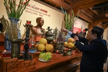 El presidente de la Asamblea Nacional, Tran Thanh Man, rinde homenaje al extinto presidente de la Asamblea Nacional Bui Bang Doan (Foto: Nhan Dan)