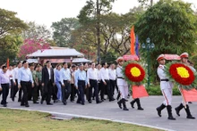 [Foto] Líder legislativo vietnamita ofrece inciensos en homenaje a Nguyen Sinh Sac en provincia de Dong Thap