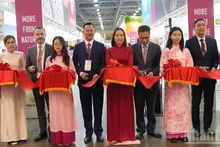 Los delegados cortan la cinta inaugural del stand de Vietnam en WorldFood Moscú 2025.