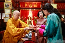 El muy venerable Thich Thanh Nha entrega a la reina butanesa Jetsun Pema Wangchuck y Nguyen Thi Minh Nguyet, esposa del presidente vietnamita, hojas de Bodhi elaboradas artesanalmente. (Foto: Nhan Dan)