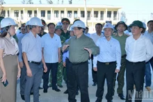 El primer ministro Pham Minh Chinh inspecciona las labores de recuperación tras los daños causados por el tifón Kalmaegi en la provincia central de Gia Lai (Foto: Nhan Dan)